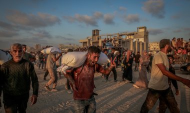 تدفق الناس في غزة على مراكز توزيع المواد لتلقي غذاء الإغاثة