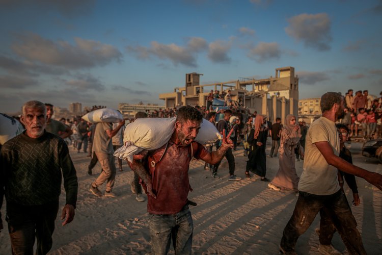 تدفق الناس في غزة على مراكز توزيع المواد لتلقي غذاء الإغاثة