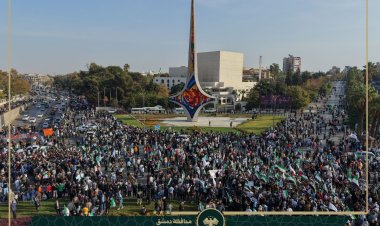 ساحات دمشق تمتلئ بحشود السوريين في تعبير شعبي عن وحدة الكلمة ووحدة الصف، ووحدة سوريا بأرضها وشعبها وقرارها