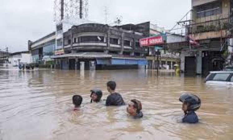 الفيضانات في تايلند وإندونيسيا تتسبب في دمار كبير بالبنية التحتية وخسائر بشرية ومادية