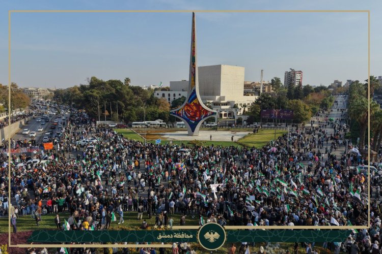 ساحات دمشق تمتلئ بحشود السوريين في تعبير شعبي عن وحدة الكلمة ووحدة الصف، ووحدة سوريا بأرضها وشعبها وقرارها