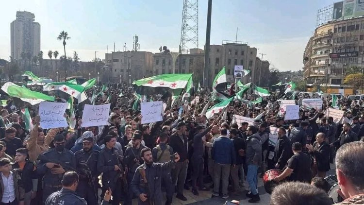 مظاهرة حاشدة في مدينة حلب رفضاً لدعوات التقسيم، واحتفالاً بذكرى عملية ردع العدوان