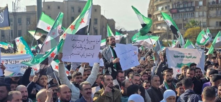 مظاهرة حاشدة في مدينة حلب رفضاً لدعوات التقسيم، واحتفالاً بذكرى عملية ردع العدوان