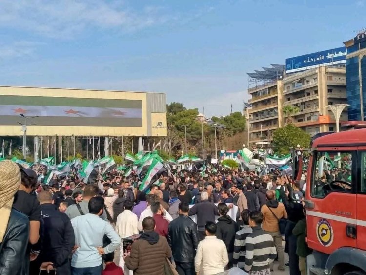 مظاهرة حاشدة في مدينة حلب رفضاً لدعوات التقسيم، واحتفالاً بذكرى عملية ردع العدوان