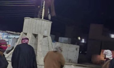 أهالي بلدة غرانيج يقومون برفع العلم السوري على دوار البلدة ⁧‫‬⁩ شرقي ديرالزور