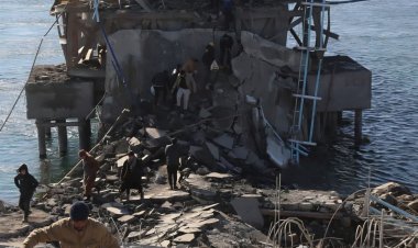 معاناة الأهالي في الانتقال من مدينة الطبقة إلى الرقة بسبب تفجير قسد للجسور قبل طردها