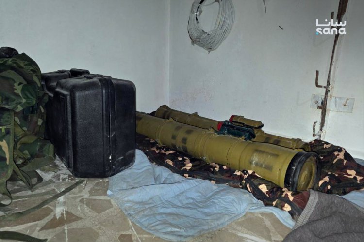 عاجل: قوى الأمن الداخلي تضبط أسلحة وذخائر في حيّ الأشرفية بمدينة حلب كانت تُستخدم من قبل قسد.