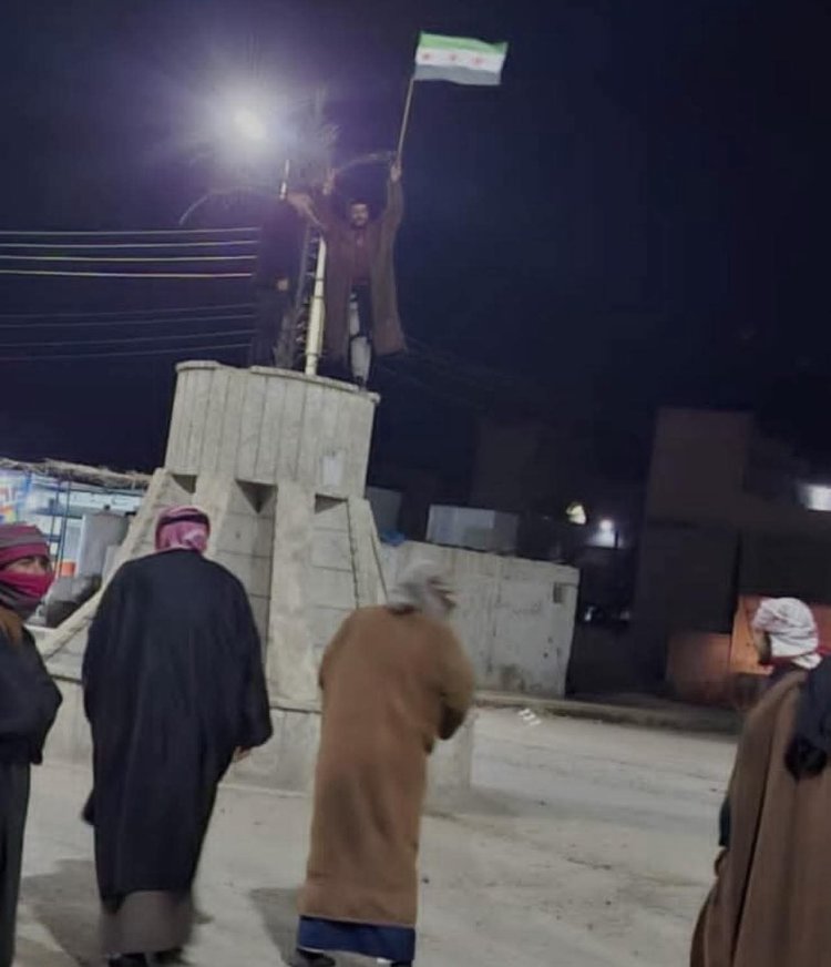 أهالي بلدة غرانيج يقومون برفع العلم السوري على دوار البلدة ⁧‫‬⁩ شرقي ديرالزور