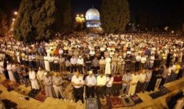 60 ألف مصل يؤدون صلاتي العشاء والتراويح في المسجد الأقصى
