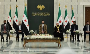 استقبل السيد الرئيس أحمد الشرع اليوم المهنئين بمناسبة عيد الفطر المبارك في قصر الشعب بدمشق، حيث تبادل التهاني مع كبار المسؤولين ونخبة من العلماء ووجهاء المجتمع، إضافةً إلى شخصيات من مختلف فئات المجتمع.