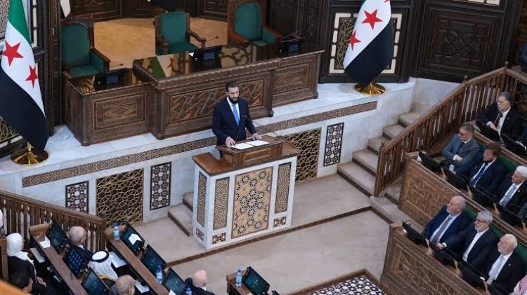 أعضاء مجلس الشعب السوري يؤدون القسم أمام الرئيس أحمد الشرع